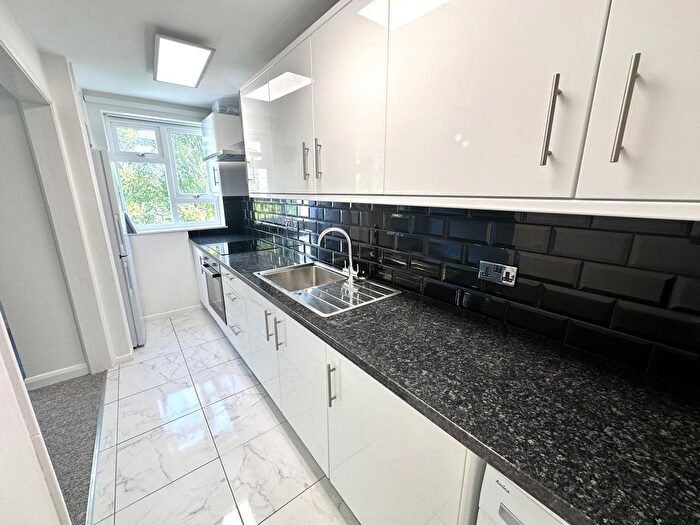 2 Bedroom Flat To Rent In Pennywell Drive, Oxford, OX2