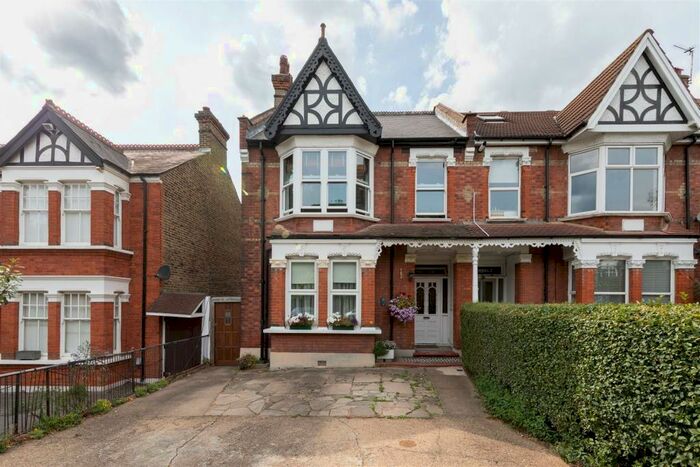 3 Bedroom Apartment To Rent In The Avenue, Highams Park, E4