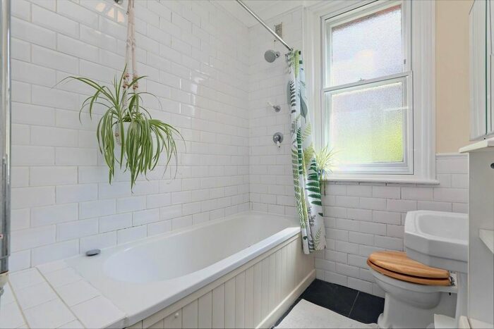 2 Bedroom Flat To Rent In Camberwell New Road, London, SE5