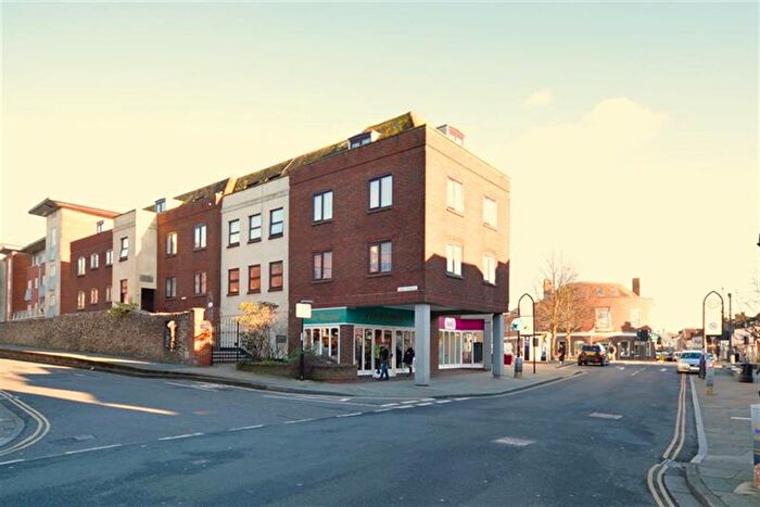 2 Bedroom Flat To Rent In Flat Sharp Garland House, East Walls, Chichester, West Sussex, PO19
