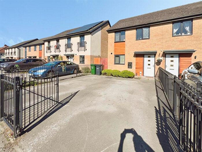 3 Bedroom Semi-Detached House For Sale In Ranelagh Avenue, Bradford, BD10