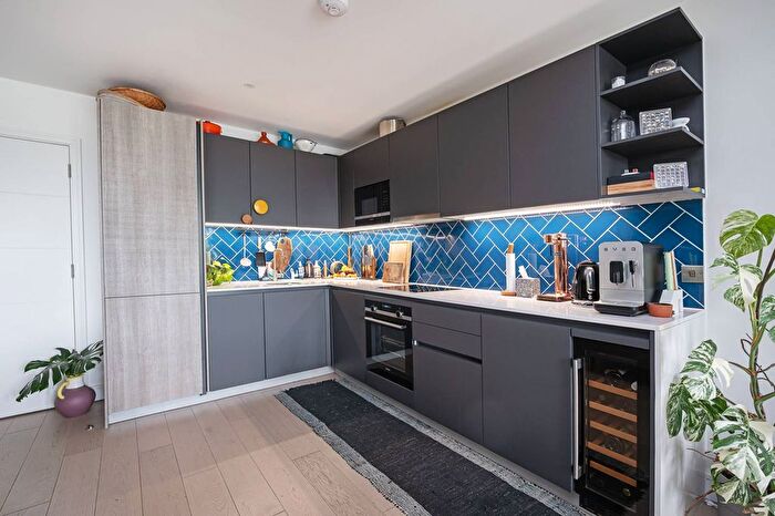 3 Bedroom Flat To Rent In Cassia Building, Hackney, London, E2