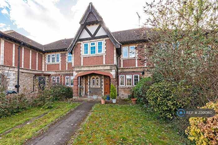 2 Bedroom Flat To Rent In Between Streets, Cobham, KT11