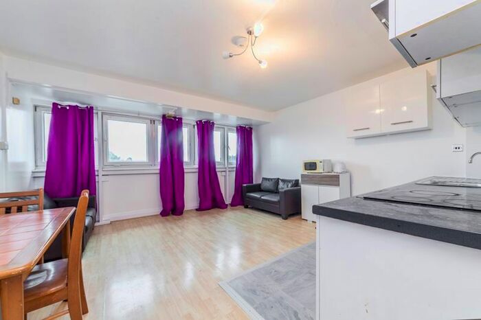 3 Bedroom Flat To Rent In Timsbury Walk, London, SW15