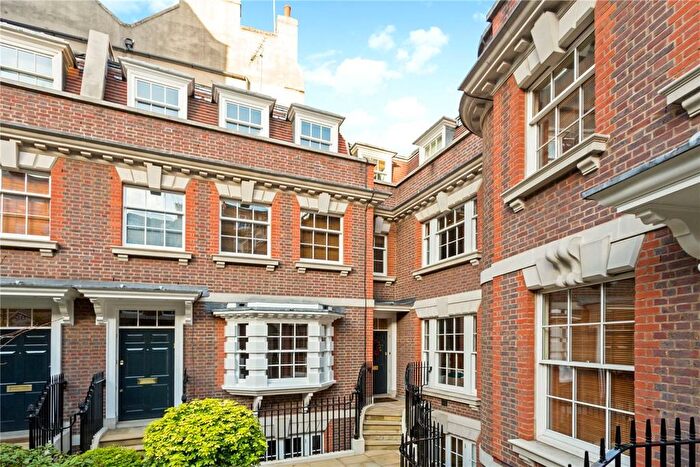 3 Bedroom Property To Rent In Dukes Mews, London, W1U