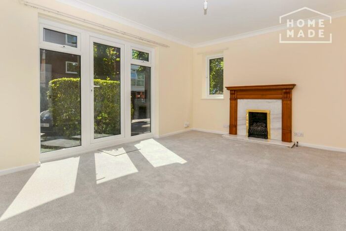 3 Bedroom Ground Flat To Rent In Berrylands Road, Surbiton, KT5