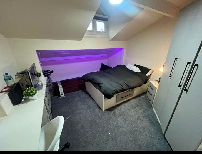 6 Bedroom Semi-Detached House To Rent In Ash Grove, Leeds, LS6