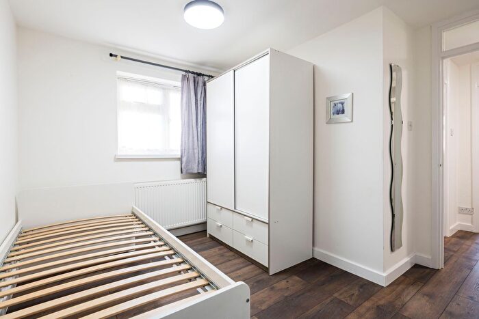 3 Bedroom Flat To Rent In Lower Fosters New Brent Street, London, NW4