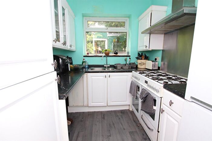 3 Bedroom Semi-Detached House For Sale In Willowfield Crescent, Bradford, BD2