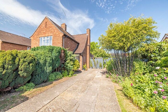 2 Bedroom Maisonette For Sale In Montrose Way, Datchet, SL3