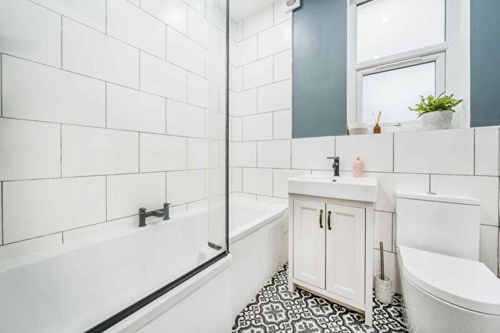 2 Bedroom Flat For Sale In Queens Avenue, Whetstone, N20