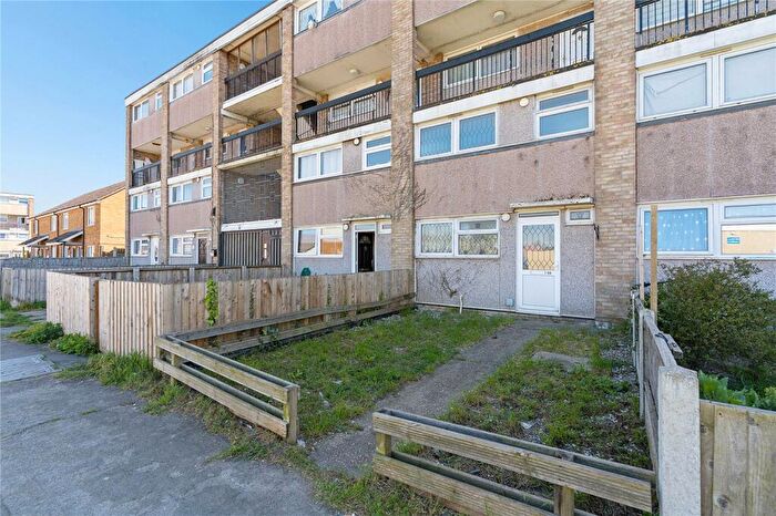 3 Bedroom Apartment For Sale In Stevenson Way, Wickford, SS12
