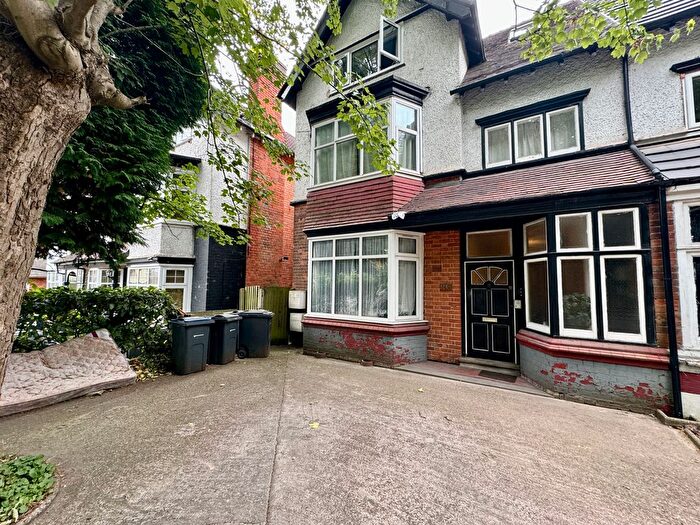 2 Bedroom Flat To Rent In Yardley Wood Road, Birmingham, B13