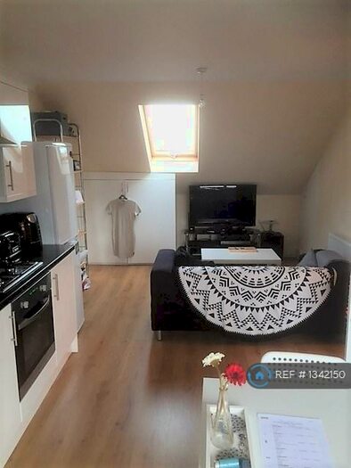 Studio To Rent In Warwick Road, Norbury, CR7