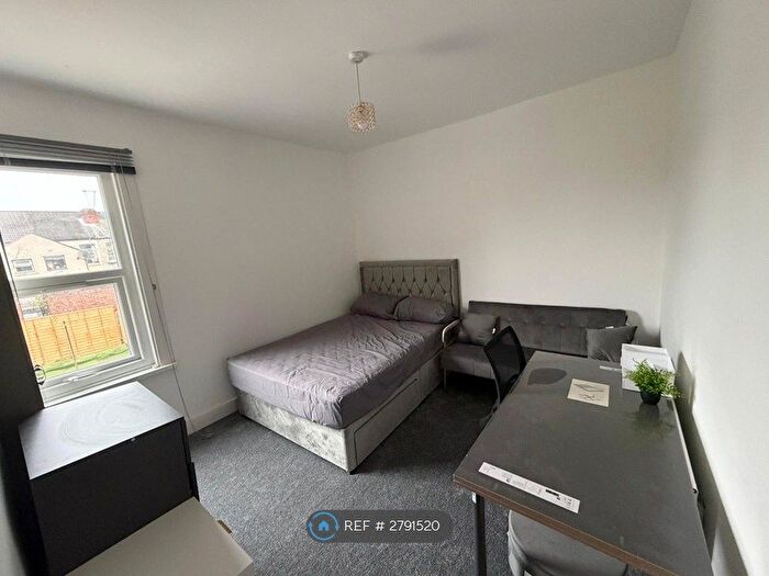 3 Bedroom Flat To Rent In University Area Available Now, Reading, RG6