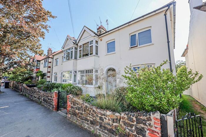 2 Bedroom Flat For Sale In Station Road, Leigh-On-Sea, SS9