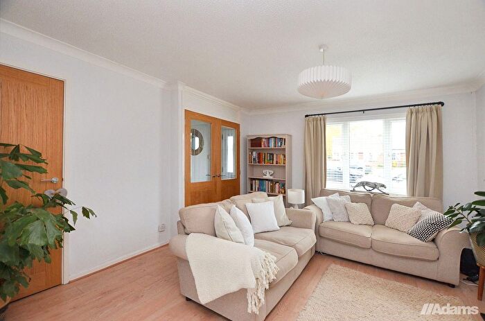 3 Bedroom Semi-detached House For Sale In Goldcrest Close, Beechwood, WA7