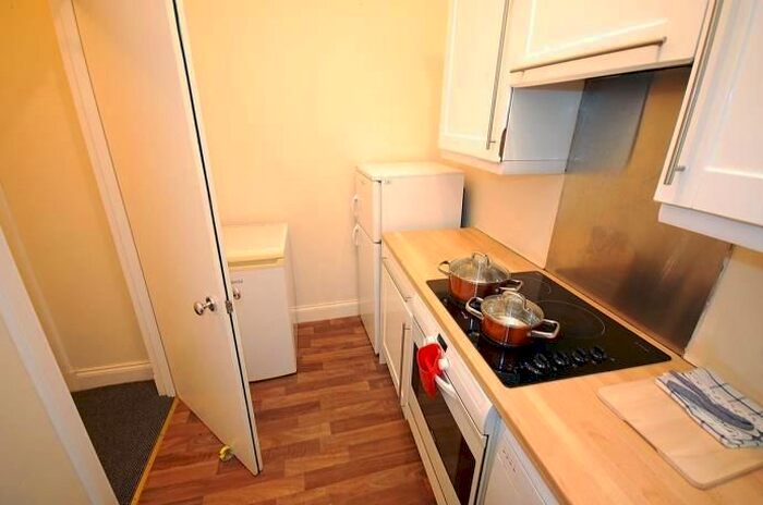 2 Bedroom Flat To Rent In Broughton Road, Flat, EH7
