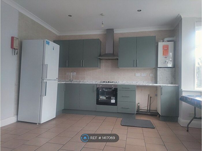 3 Bedroom Flat To Rent In Bulstrode Avenue, Hounslow, TW3