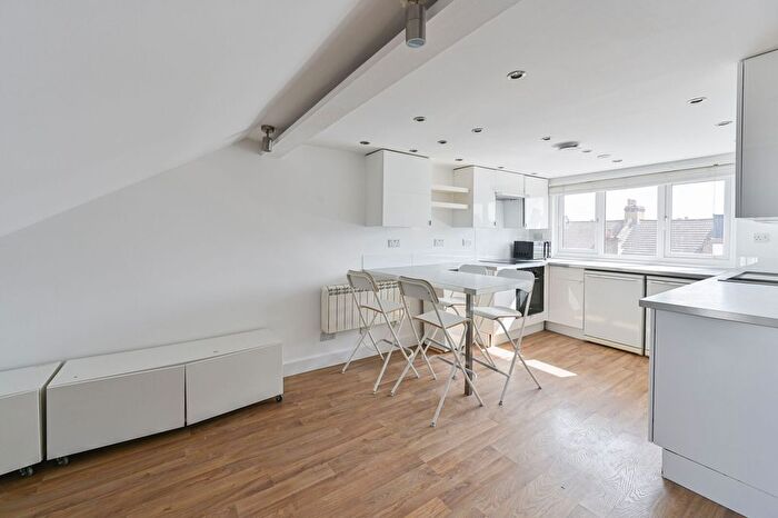 3 Bedroom Maisonette For Sale In Bruce Road, Mitcham, CR4