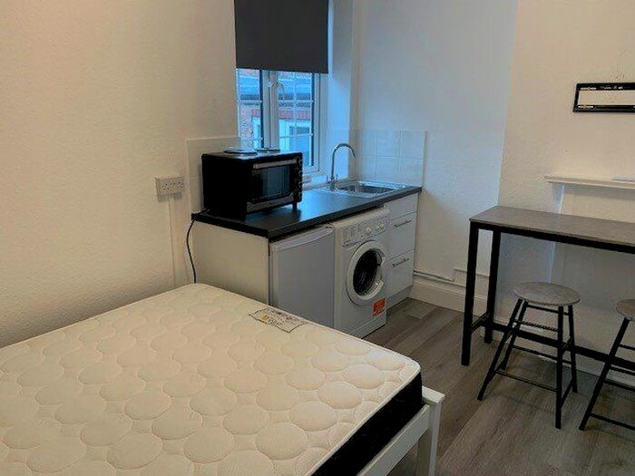 Studio To Rent In Vivian Avenue, London, NW4