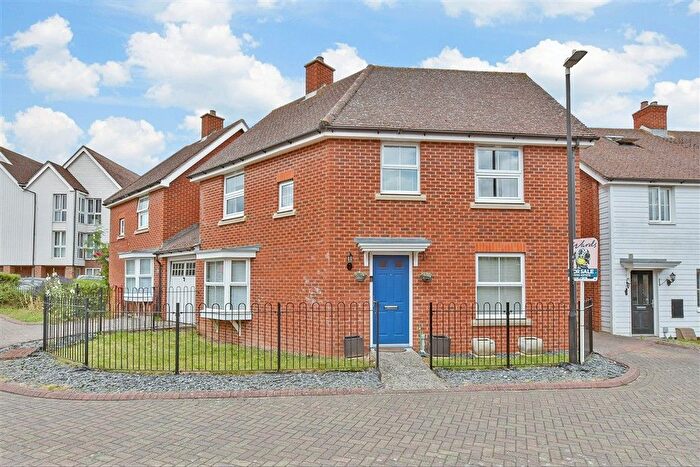 3 Bedroom Link Detached House For Sale In Bergamot Close, Sittingbourne, Kent, ME10