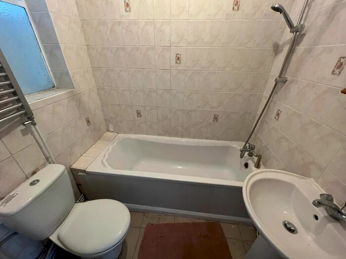 5 Bedroom Detached House To Rent In Meadow Road, Barking, IG11