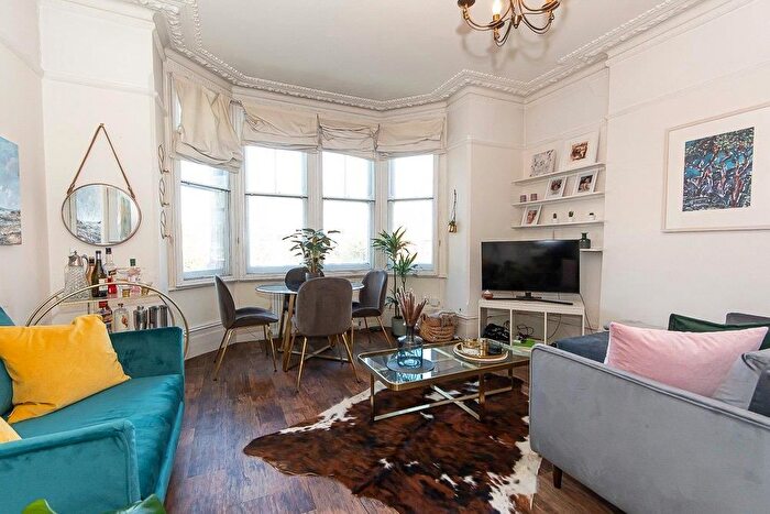 2 Bedroom Flat To Rent In Huguenot Place, London, SW18