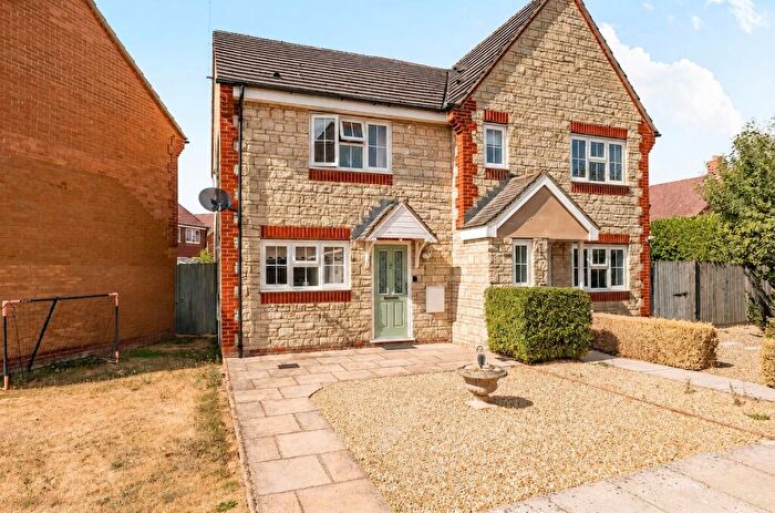 3 Bedroom Semi Detached House For Sale In Rawdon Way, Faringdon, Oxfordshire, SN7