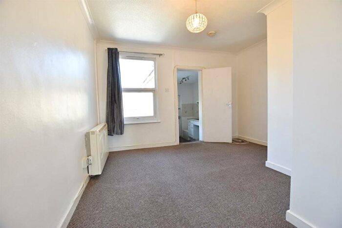 1 Bedroom Flat For Sale In New Road, Ditton, ME20