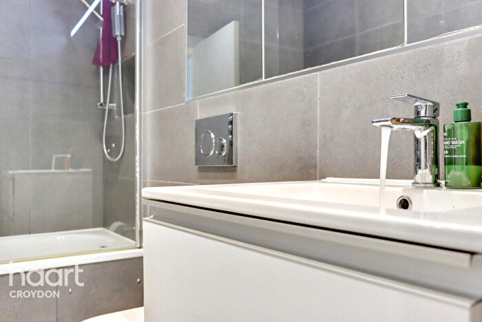 2 Bedroom Flat For Sale In Bell Foundry Close, Croydon, CR0