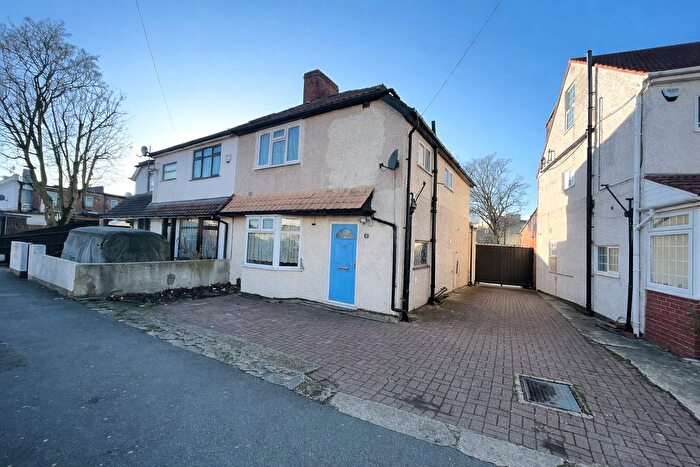 3 Bedroom Semi Detached House For Sale In Walnut Tree Road, Hounslow, Greater London, TW5
