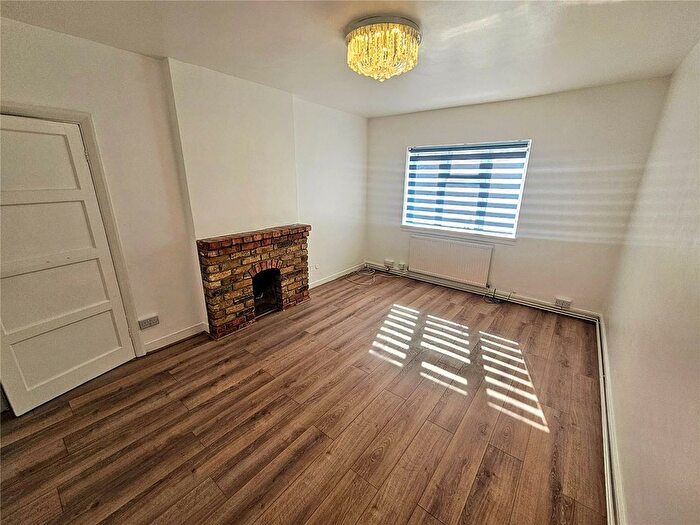 2 Bedroom Flat To Rent In Beavers Lane, Middlesex, TW4
