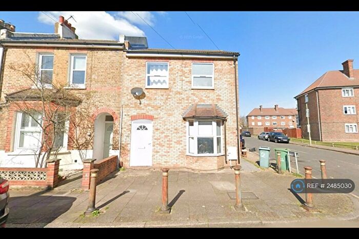 2 Bedroom Flat To Rent In Park End, Bromley, BR1