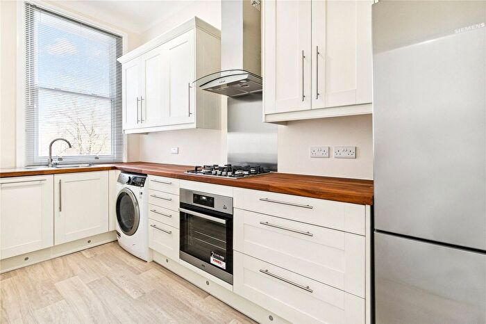 2 Bedroom Flat To Rent In Wandsworth Common West Side, Wandsworth, SW18