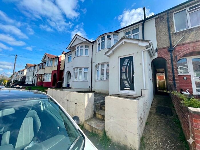 4 Bedroom Terraced House For Sale In Wickstead Avenue, Luton, Bedfordshire, LU4