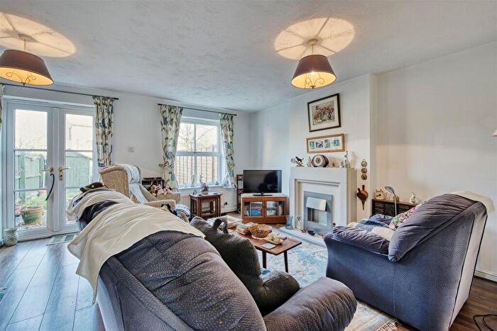 3 Bedroom End Of Terrace House For Sale In Dexter Way, Warmington, PE8
