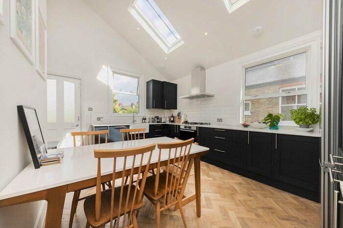 4 Bedroom Flat To Rent In Emmanuel Road, London, SW12