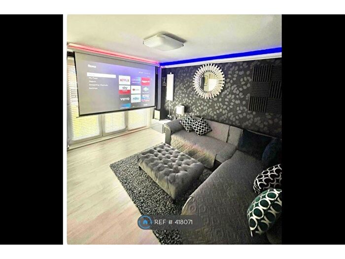 2 Bedroom Flat To Rent In Salford, Salford, M7