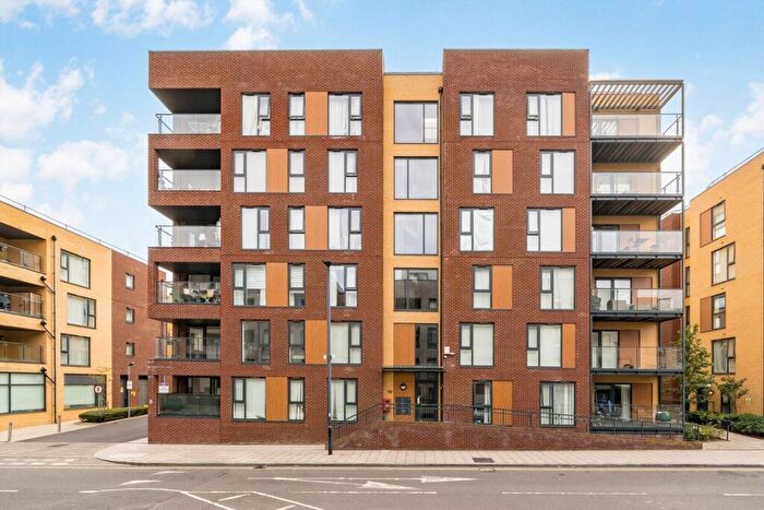 1 Bedroom Flat To Rent In Grove Park, Harrow, NW9