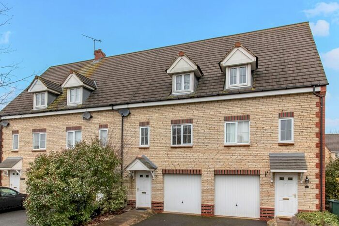 3 Bedroom Town House To Rent In Fieldfare Close, Bicester, OX26