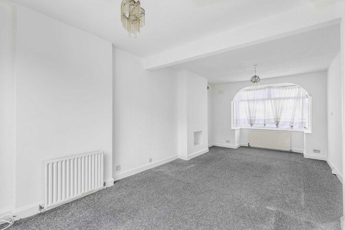 3 Bedroom Property To Rent In Blakenham Road, London, SW17
