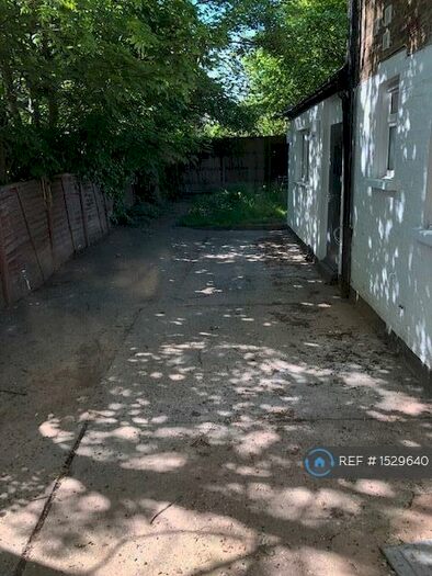 Studio To Rent In Bowes Road, London, N13