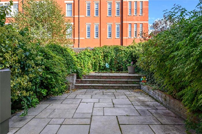 4 Bedroom Semi-Detached House To Rent In Gibson Square, Islington, London, N1