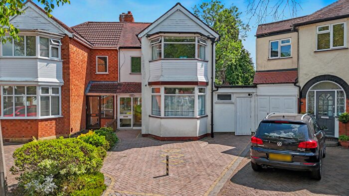 3 Bedroom Semi-Detached House For Sale In Hatchford Avenue, Solihull, B92