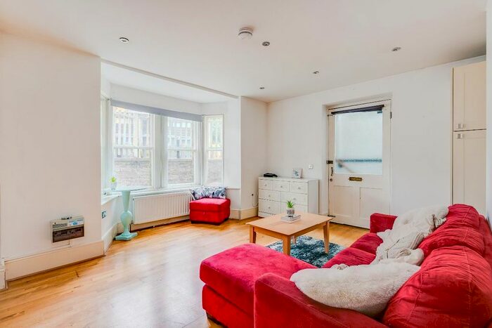 1 Bedroom Flat To Rent In Grove Crescent, Kingston Upon Thames, KT1