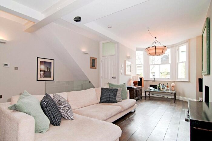 3 Bedroom Apartment For Sale In Upcerne Road, Chelsea, SW10
