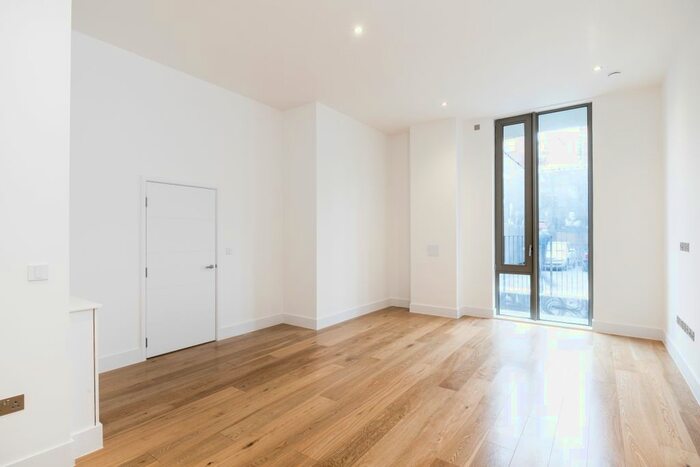 2 Bedroom Flat To Rent In Faraday Road, London, W10
