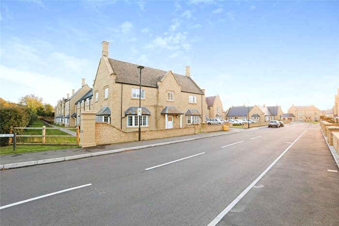 2 Bedroom Flat For Sale In Sargent Square, Broadway, Worcestershire, WR12