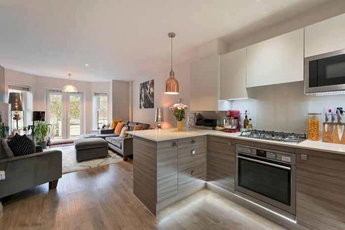 1 Bedroom Flat To Rent In Portland Place, Portsmouth Road, Thames Ditton, KT7